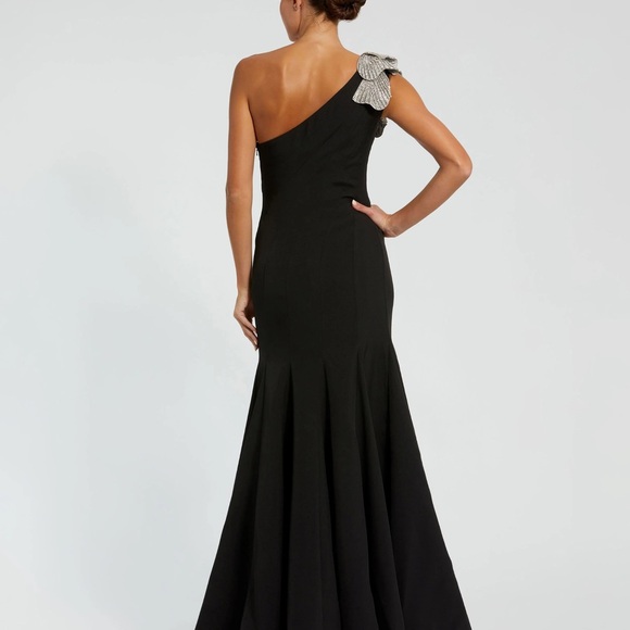 Mac Duggal Elegant Black One-Shoulder Dress - Picture 4 of 6